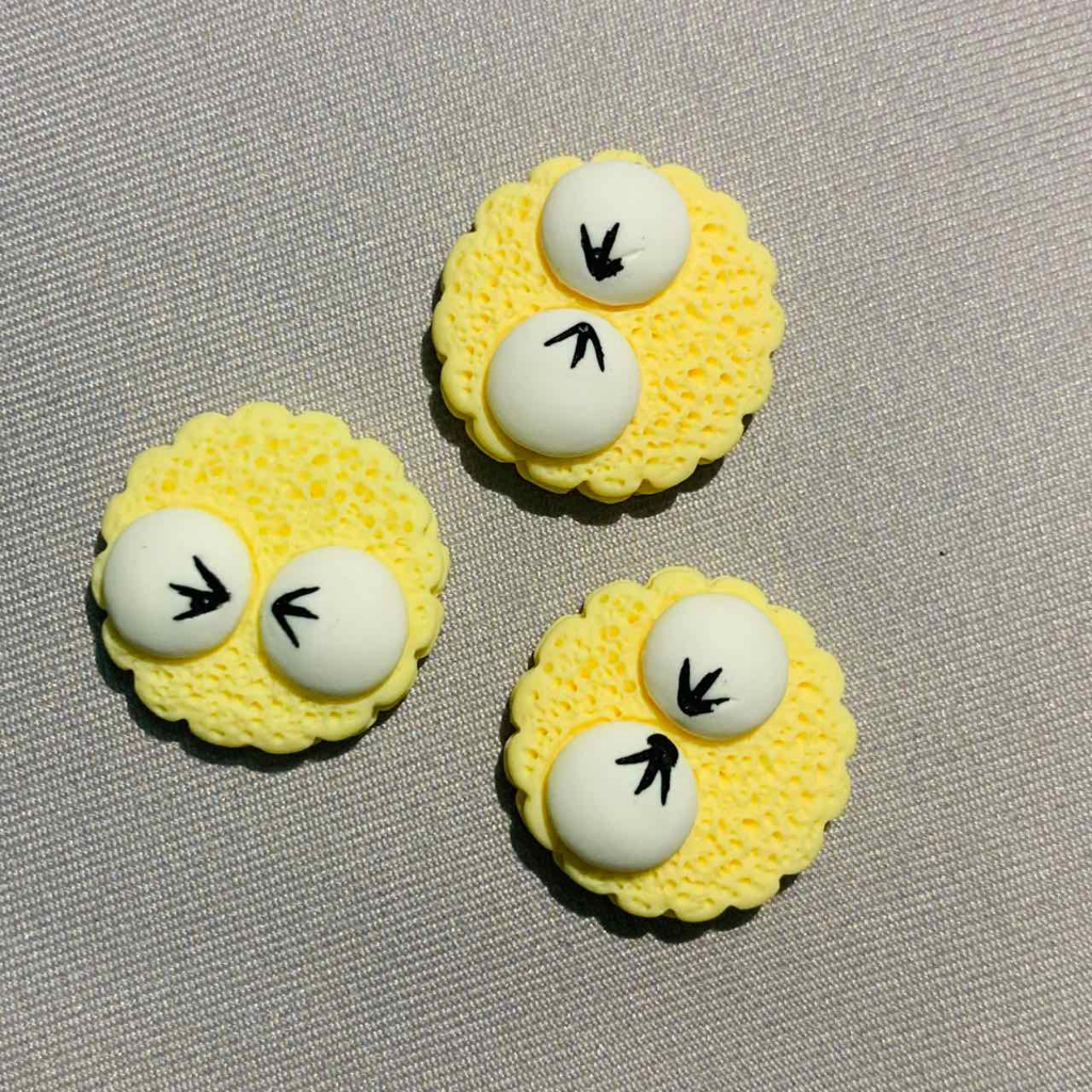 Charm vàng màu sắc tưới tắn hình bông hoa, chú vịt,..dùng trang trí ốp lưng, dép, bình nước,...SP002