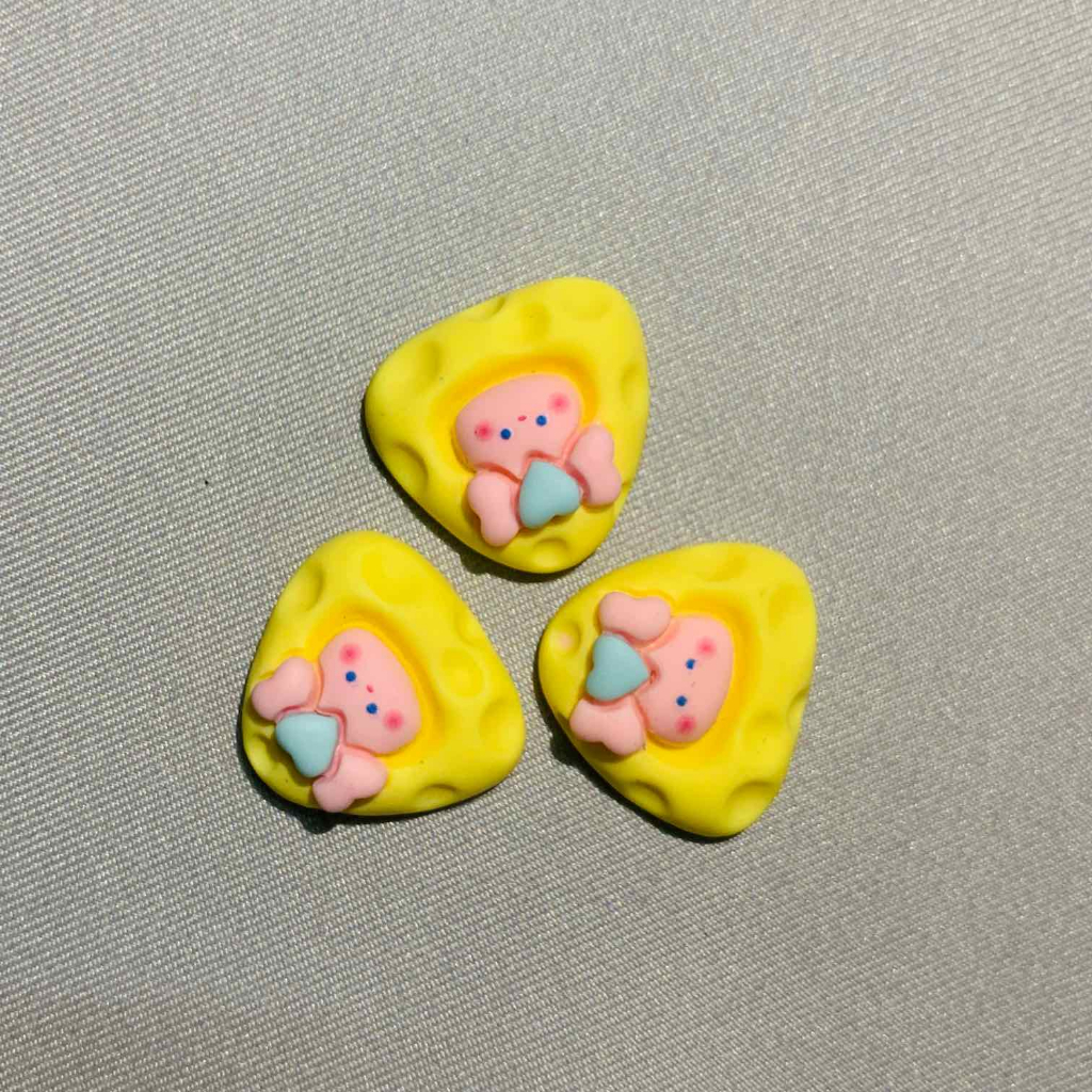 Charm vàng màu sắc tưới tắn hình bông hoa, chú vịt,..dùng trang trí ốp lưng, dép, bình nước,...SP002