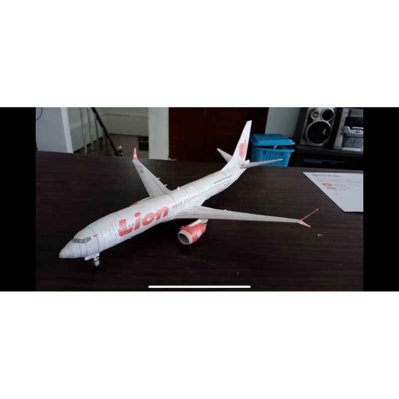 Mô hình giấy máy bay Lion airlines