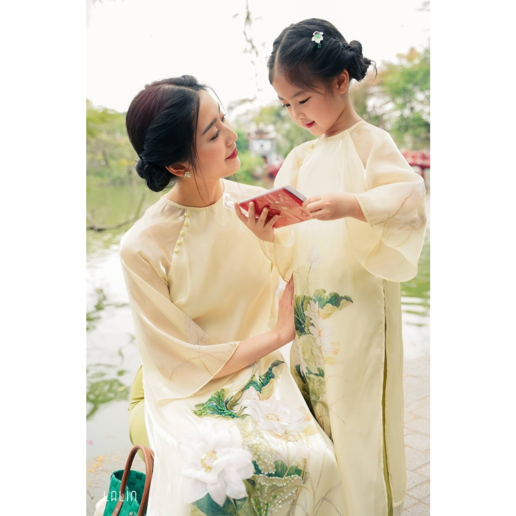 Áo dài cho mẹ và bé họa tiết hoa đính kết cao cấp