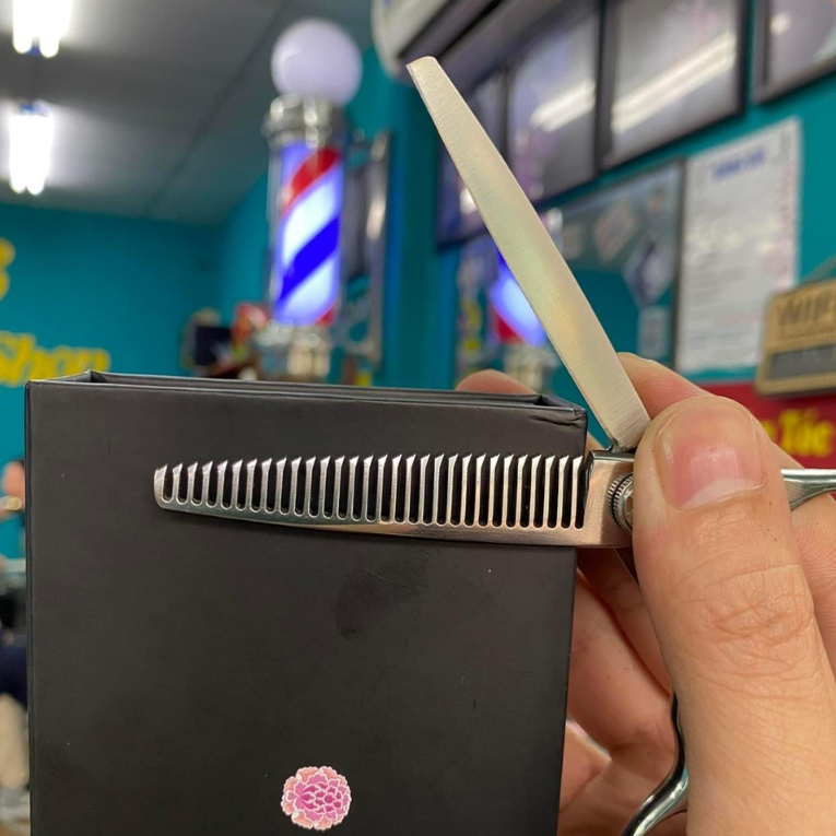 Kéo tỉa tóc TITAN T5630 răng so le chuyên nhặt sạn tạo hiệu ứng tóc nam