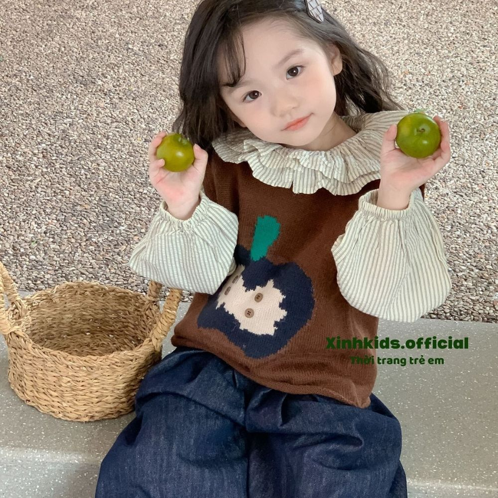 Áo gile len cổ tròn hình quả táo cho bé gái hàng cấp, áo gile mẫu mới phong cách Hàn quốc cho bé