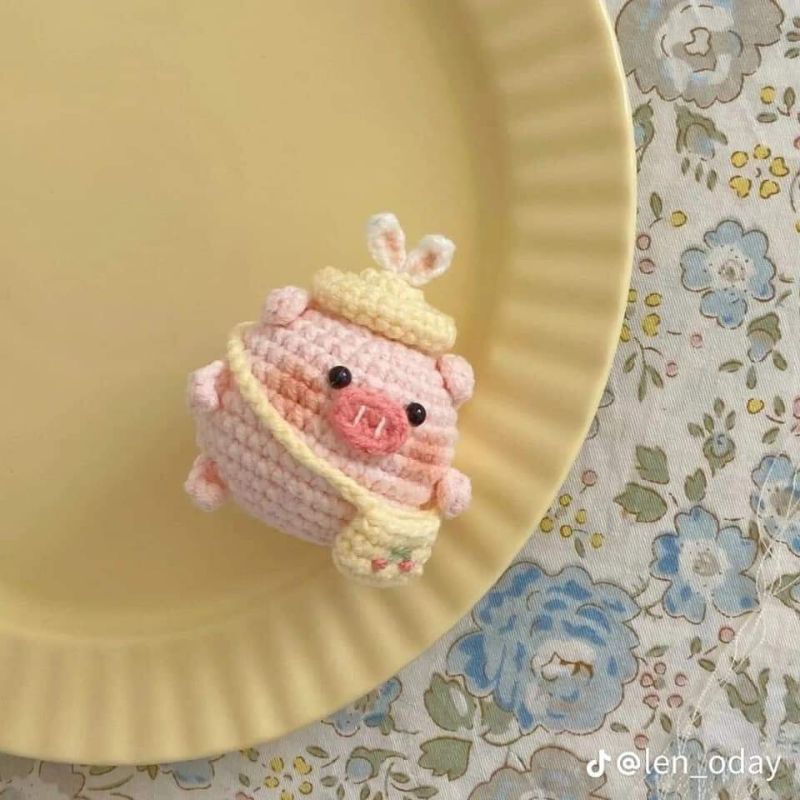 Móc khoá heo đi học