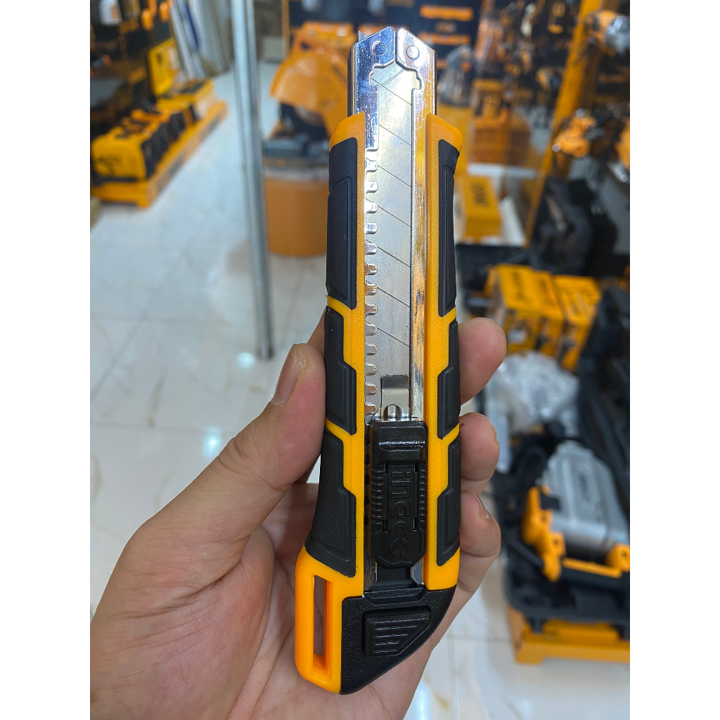 Dao rọc giấy Ingco HKNS28035 x3 lưỡi dao 18mm x 100mm, chiều dài: 169mm