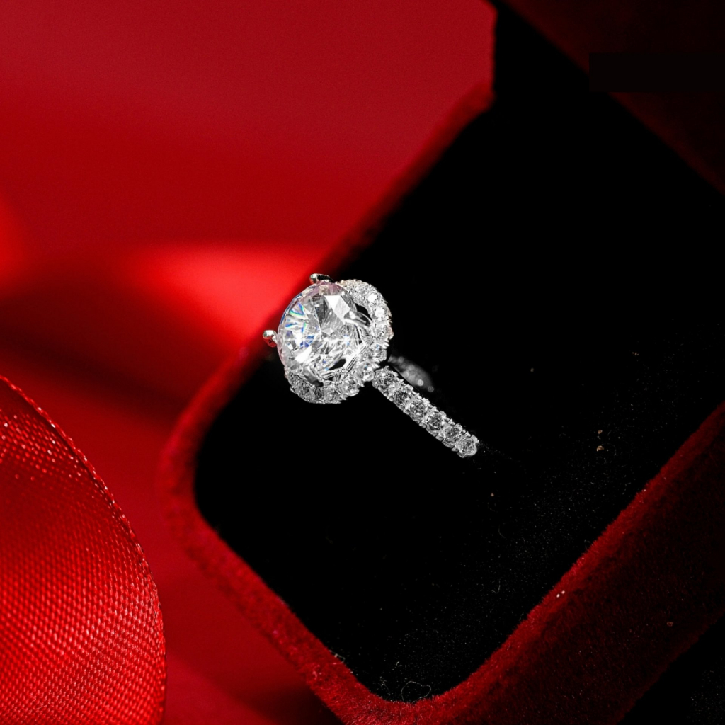 Nhẫn Bạc Nữ Kylan Silver KL0101 Đai Đá Halo Tấm 1.5ly Đá Chủ Kim Cương Nhân Tạo 8.0ly