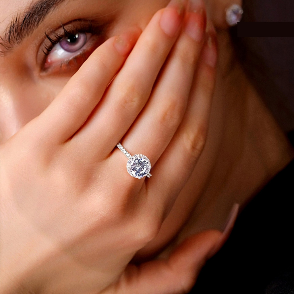 Nhẫn Bạc Nữ Kylan Silver KL0101 Đai Đá Halo Tấm 1.5ly Đá Chủ Kim Cương Nhân Tạo 8.0ly