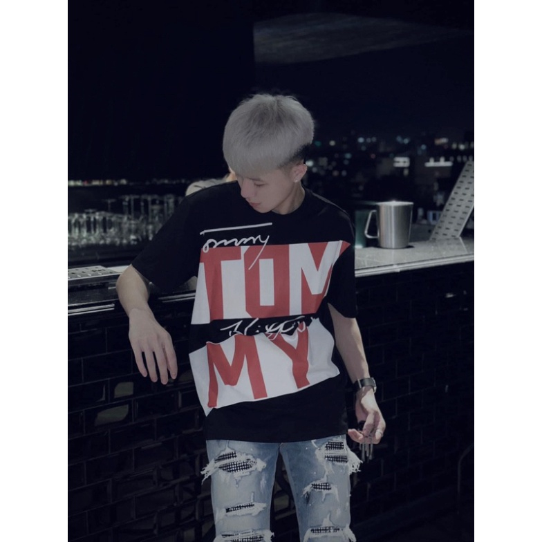 Áo phông nam nữ in hoạ tiết vạch chéo chữ Tommy đen trắng đỏ cổ bo dày dặn đẹp. Áo thun unisex form rộng siêu hot | BigBuy360 - bigbuy360.vn