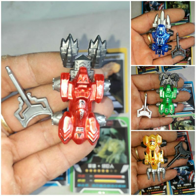 Một chiếc xe ô tô chiến xa mini nhựa chạy bằng chìa khóa kèm 4 thẻ hình 5.5x7 cm bằng giấy rất đẹp