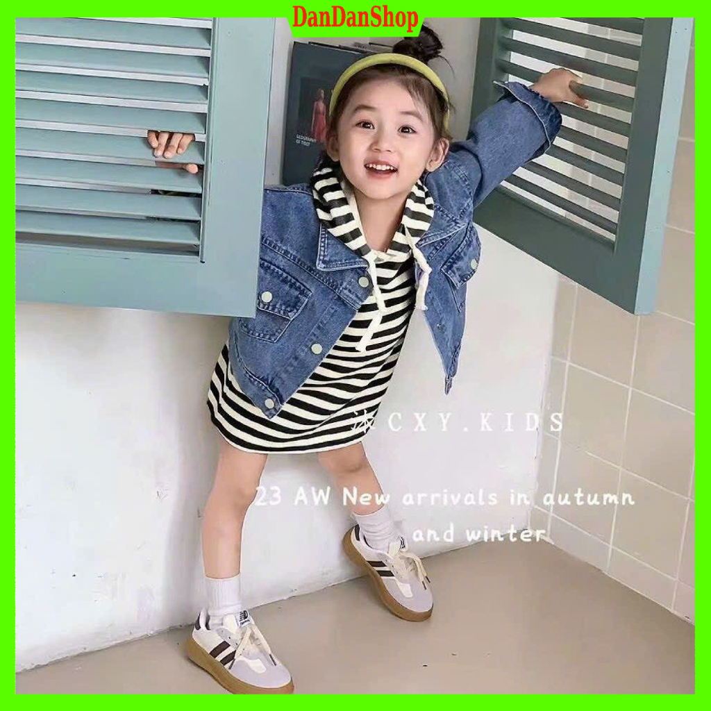 Set đồ bé gái áo khoác bò in hình cute phối cùng vát kẻ mũ sát dáng suông siêu xinh cho bé