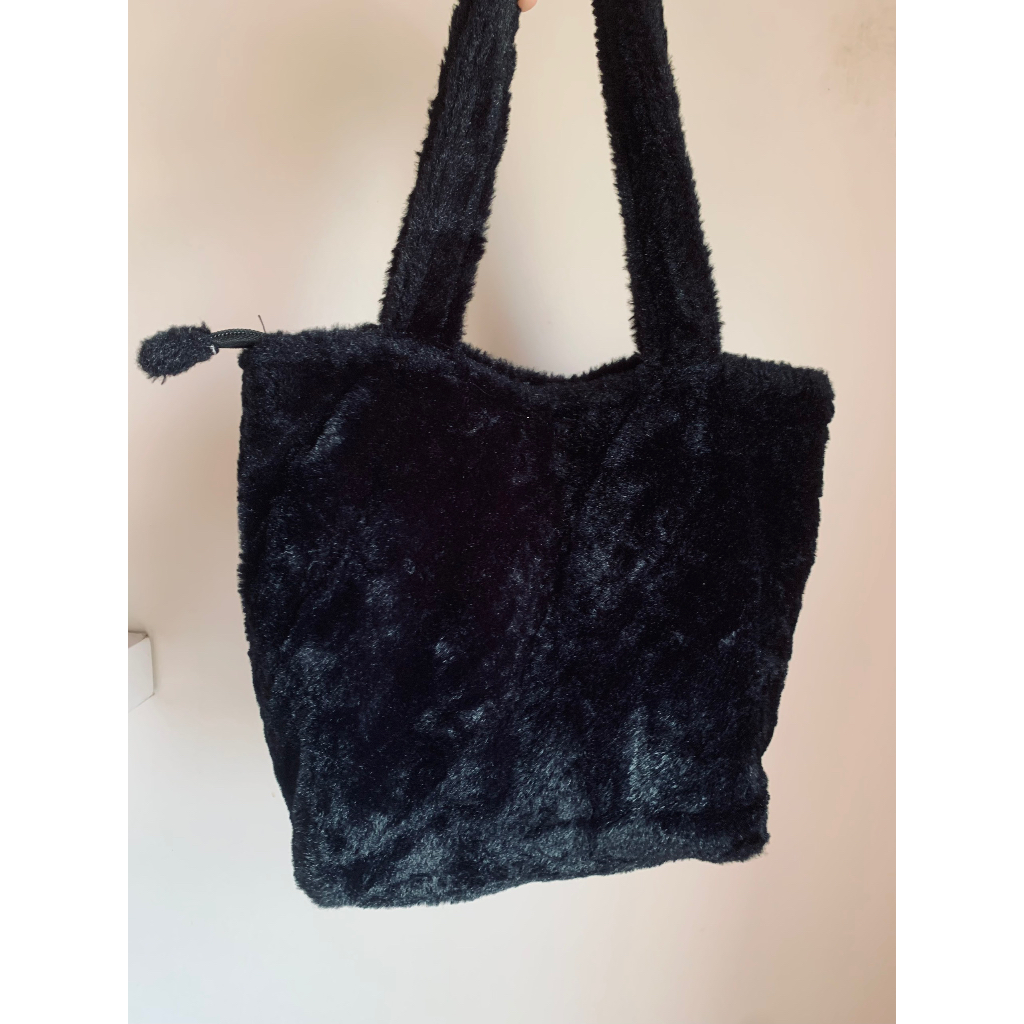 Túi xách lông màu đen No Brand thêu chữ TOM