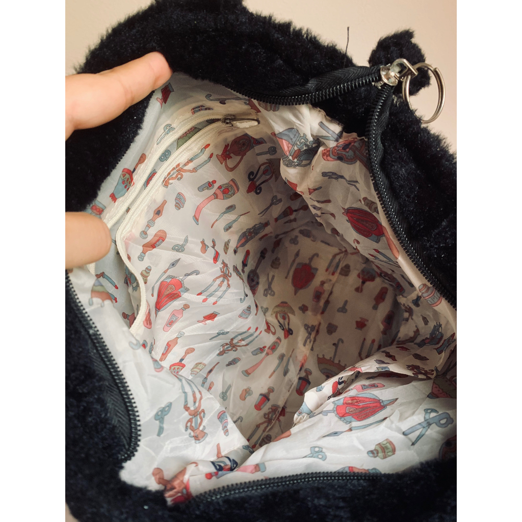 Túi xách lông màu đen No Brand thêu chữ TOM