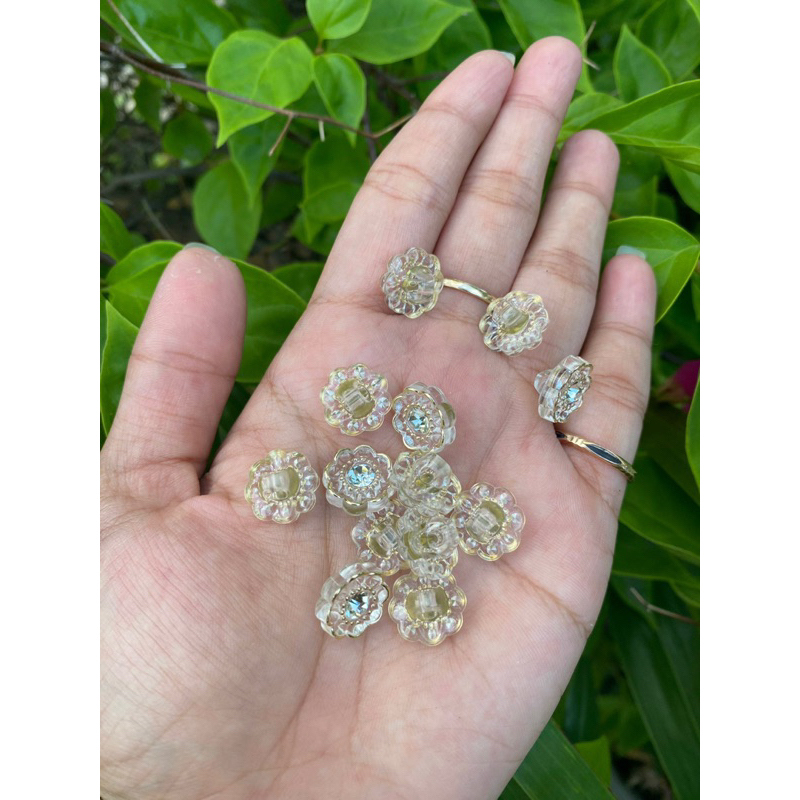 Sét 50 sơ mi hoa ở giữa có đính đá siêu sang đường kính nút 1.2cm