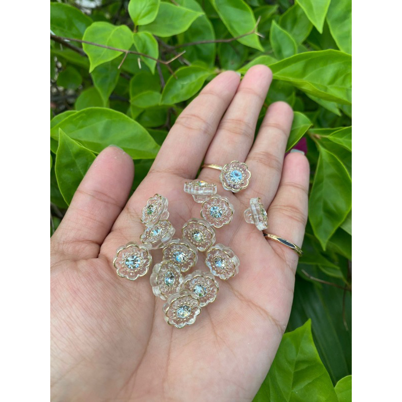 Sét 50 sơ mi hoa ở giữa có đính đá siêu sang đường kính nút 1.2cm