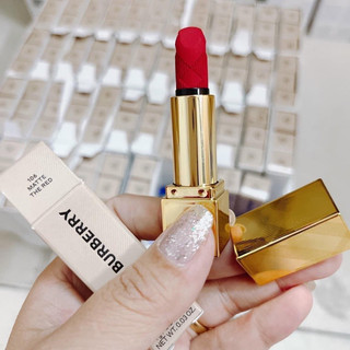 Màu son burberry matte mini 106 red trên môi cực rạng rỡ