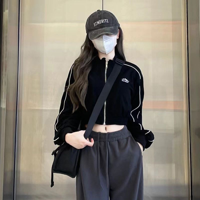 Áo khoác croptop Herbi dài tay có khoá kéo màu đen phối sọc trắng kèm logo phong cách thể thao thời trang nữ 2023