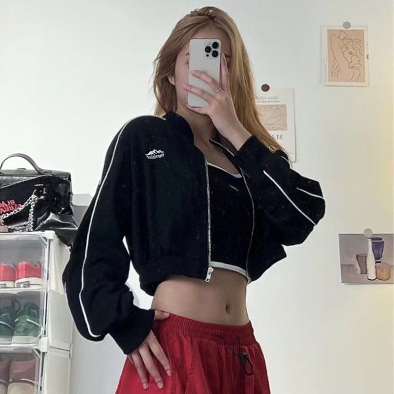 Áo khoác croptop Herbi dài tay có khoá kéo màu đen phối sọc trắng kèm logo phong cách thể thao thời trang nữ 2023