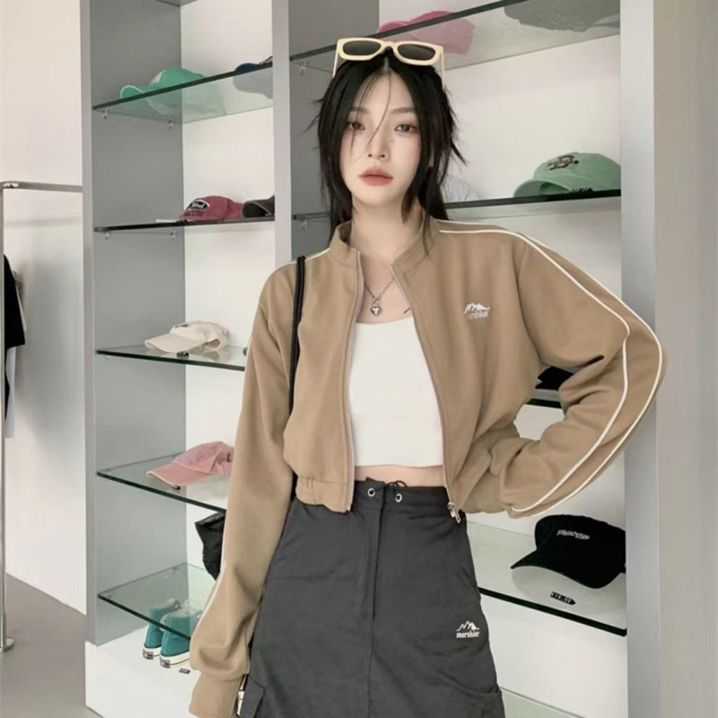 Áo khoác croptop Herbi dài tay có khoá kéo màu đen phối sọc trắng kèm logo phong cách thể thao thời trang nữ 2023