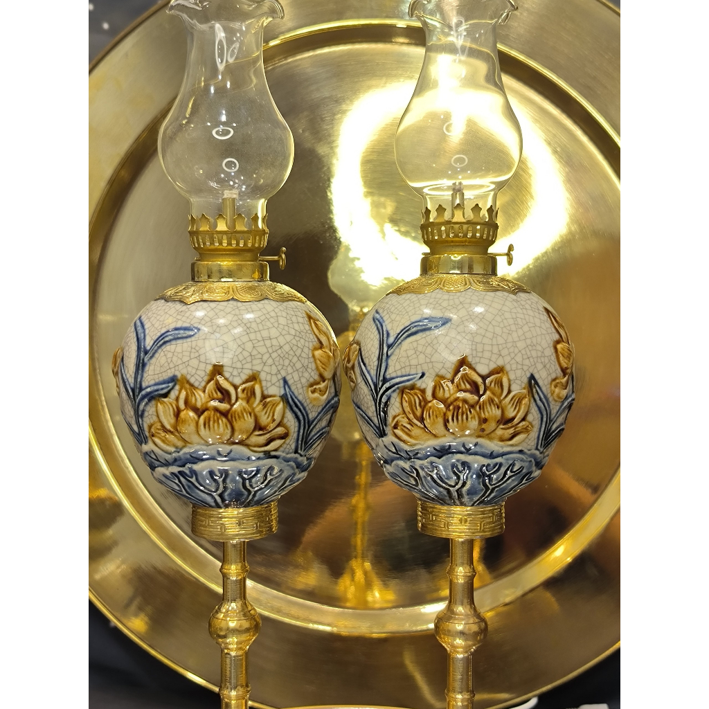 Đèn Dầu Quả Lê Chân Đồng Họa Tiết Hoa Sen Cao Cấp