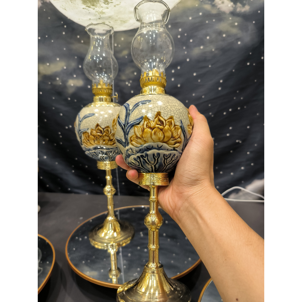 Đèn Dầu Quả Lê Chân Đồng Họa Tiết Hoa Sen Cao Cấp