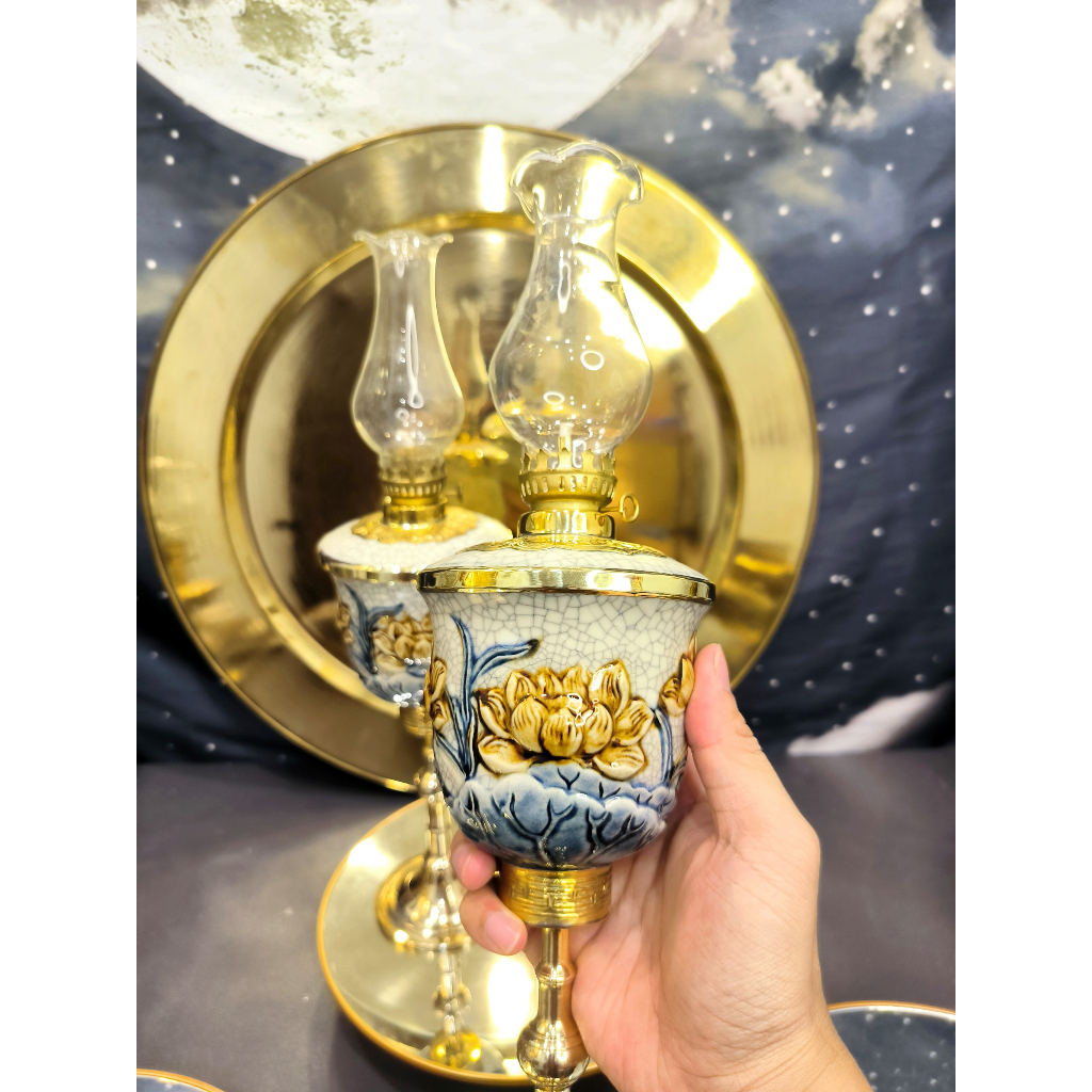 Đèn Dầu Vai Vuông Chân Đồng Họa Tiết Hoa Sen Cao Cấp