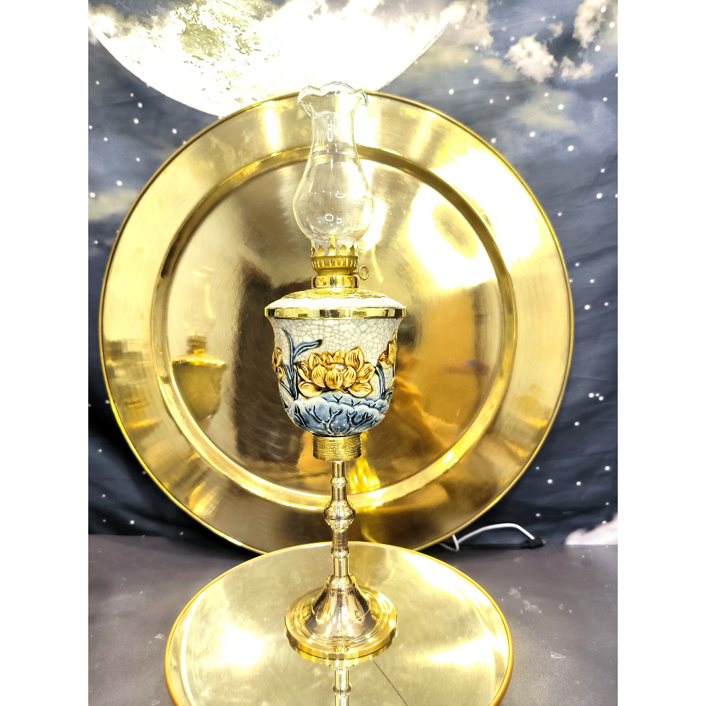 Đèn Dầu Vai Vuông Chân Đồng Họa Tiết Hoa Sen Cao Cấp