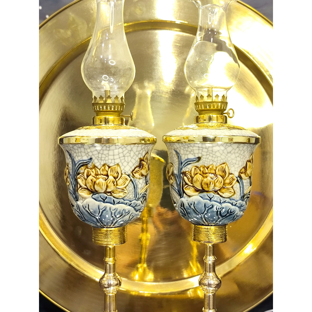 Đèn Dầu Vai Vuông Chân Đồng Họa Tiết Hoa Sen Cao Cấp