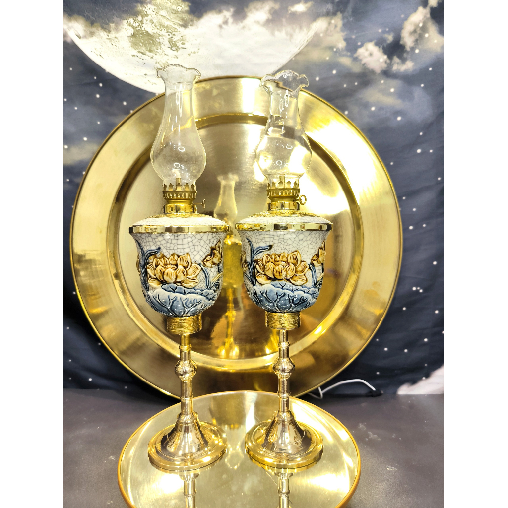 Đèn Dầu Vai Vuông Chân Đồng Họa Tiết Hoa Sen Cao Cấp