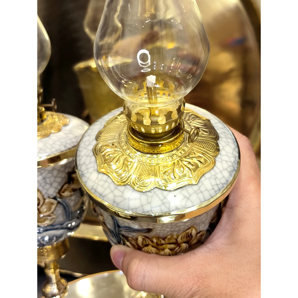 Đèn Dầu Vai Vuông Chân Đồng Họa Tiết Hoa Sen Cao Cấp