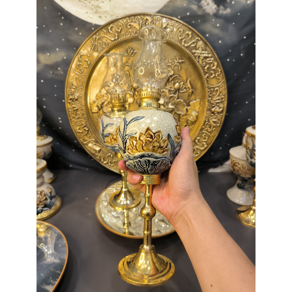 Đèn Dầu Quả Lê Chân Đồng Họa Tiết Hoa Sen Cao Cấp