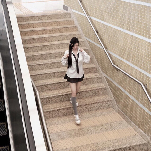 JENNYCLOSET | Set áo mi kèm cà vạt + chân váy xếp ly MPB