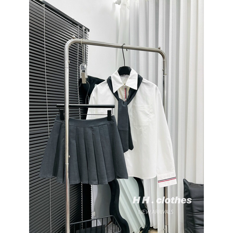 JENNYCLOSET | Set áo mi kèm cà vạt + chân váy xếp ly MPB