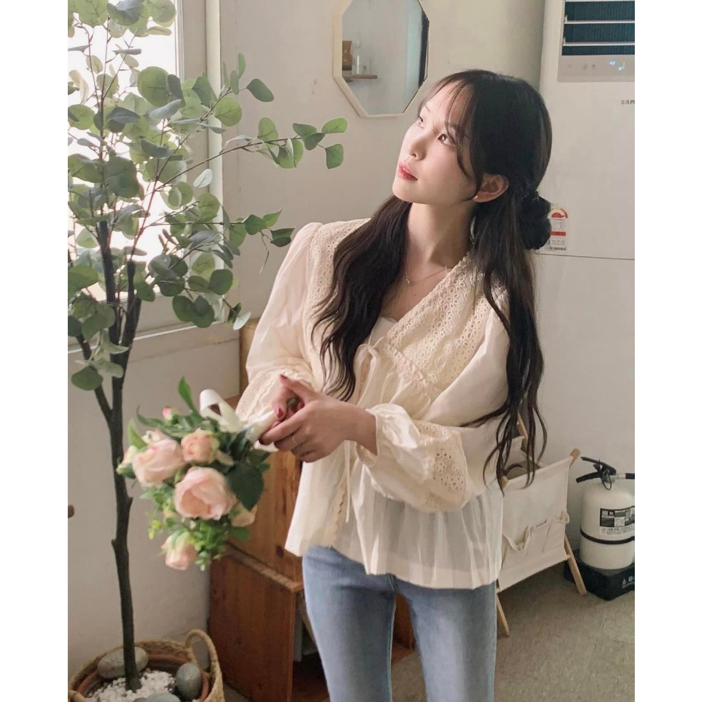 ÁO THÔ REN THÊU HOA BABYDOLL WeiDouStudio doubleh.clo - Áo sơ mi thô đũi mỏng 2 lớp viền hoa nổi cổ V có lót tay bồng QC