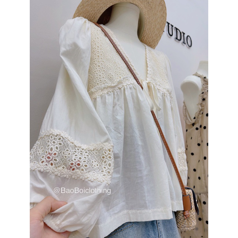 ÁO THÔ REN THÊU HOA BABYDOLL WeiDouStudio doubleh.clo - Áo sơ mi thô đũi mỏng 2 lớp viền hoa nổi cổ V có lót tay bồng QC