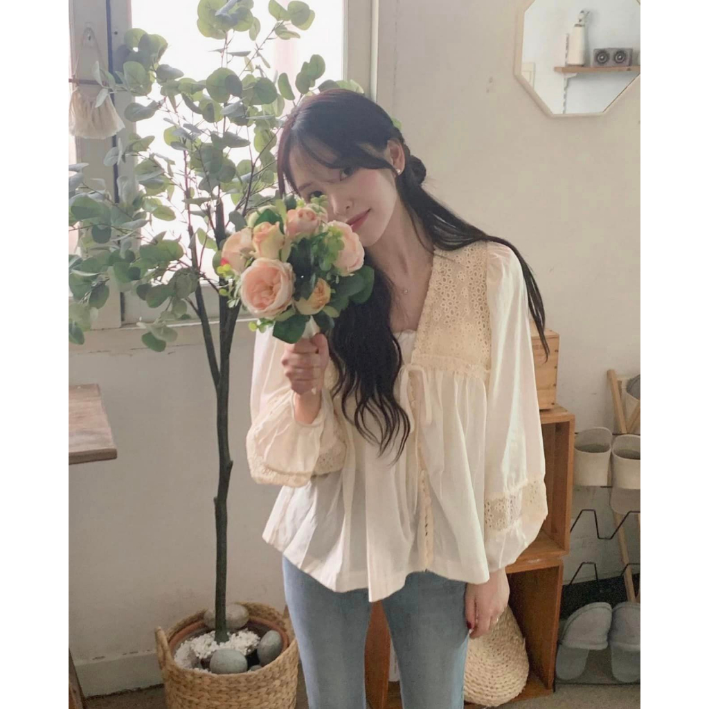 ÁO THÔ REN THÊU HOA BABYDOLL WeiDouStudio doubleh.clo - Áo sơ mi thô đũi mỏng 2 lớp viền hoa nổi cổ V có lót tay bồng QC