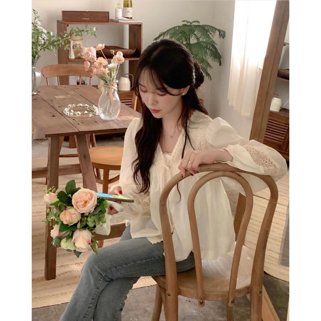 ÁO THÔ REN THÊU HOA BABYDOLL WeiDouStudio doubleh.clo - Áo sơ mi thô đũi mỏng 2 lớp viền hoa nổi cổ V có lót tay bồng QC