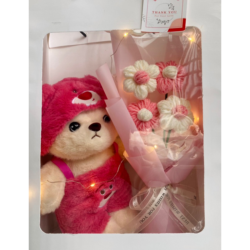 Set Túi Quà Combo Gấu Dâu Lotso Kèm Hoa Len Màu Hồng Dễ Thương
