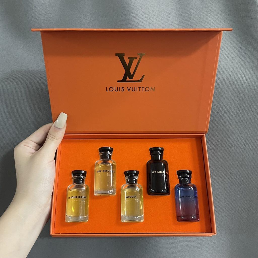Shop Louis Vuitton Set of miniature perfumed candles (LP0241) by ms.Paris