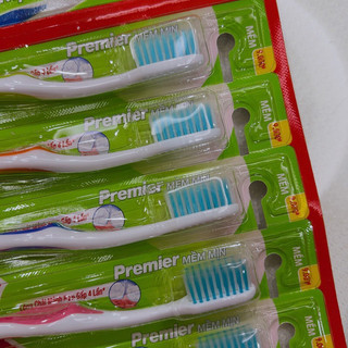 Bàn chải đánh răng Colgate Premier mềm mịn (1 cây)