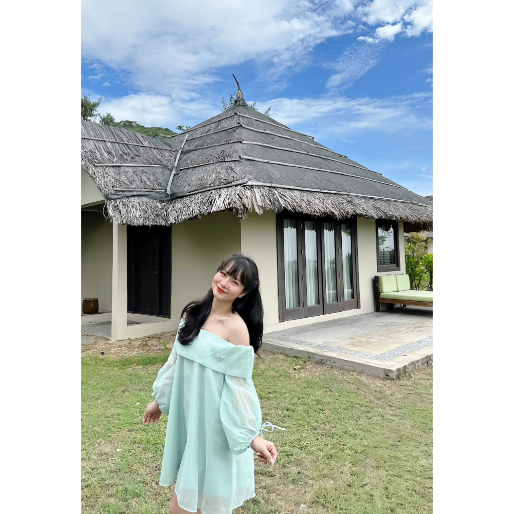 Đầm trễ vai babydoll tay bồng bo chun đính kèm nơ kim loại  Aguja- LILI DRESS