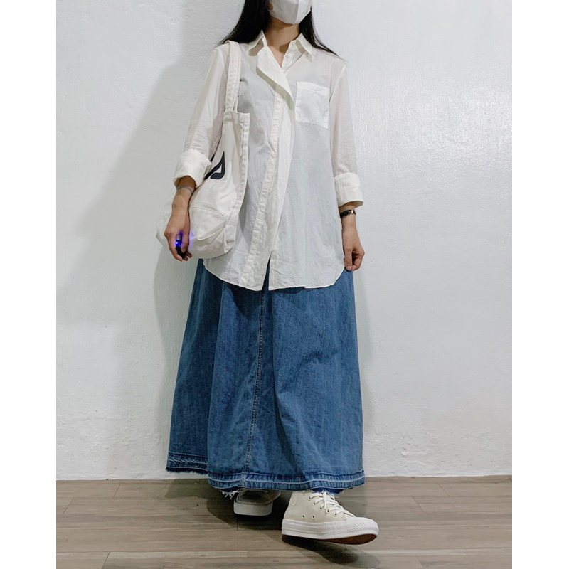 Áo xô Hàn trắng và Chân váy jean Nhật dáng dài 2hand | Instagram: maybay.2hand