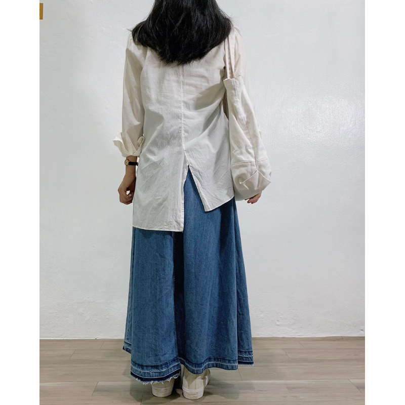 Áo xô Hàn trắng và Chân váy jean Nhật dáng dài 2hand | Instagram: maybay.2hand