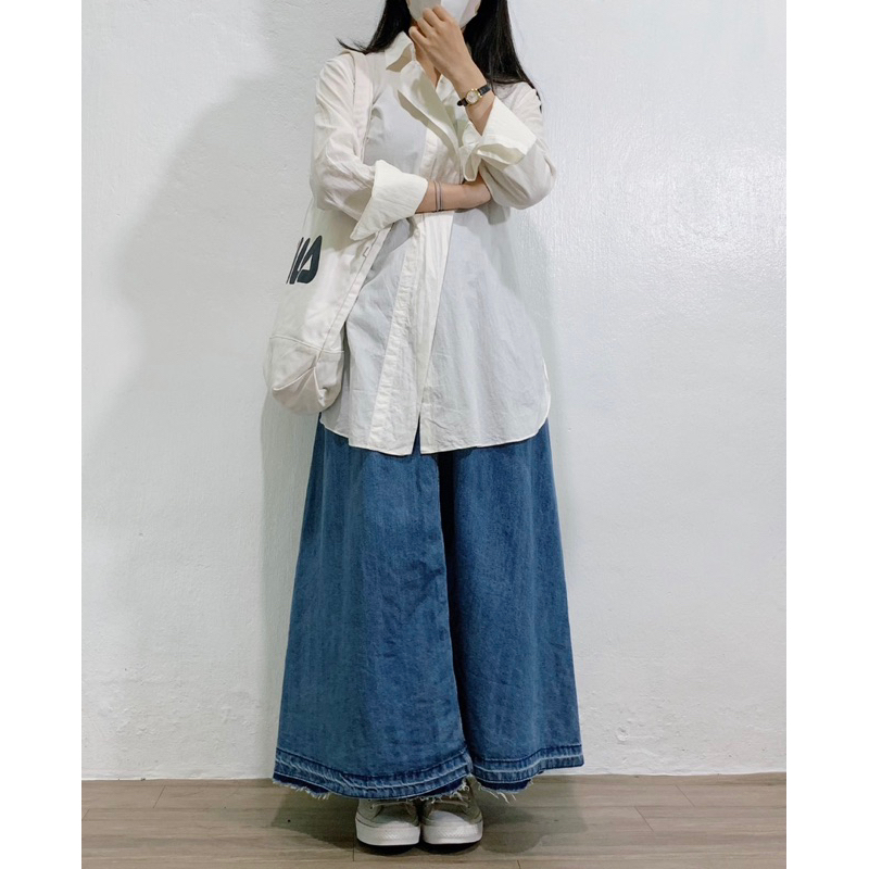Áo xô Hàn trắng và Chân váy jean Nhật dáng dài 2hand | Instagram: maybay.2hand