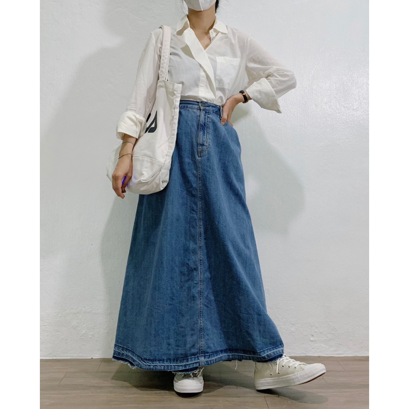 Áo xô Hàn trắng và Chân váy jean Nhật dáng dài 2hand | Instagram: maybay.2hand