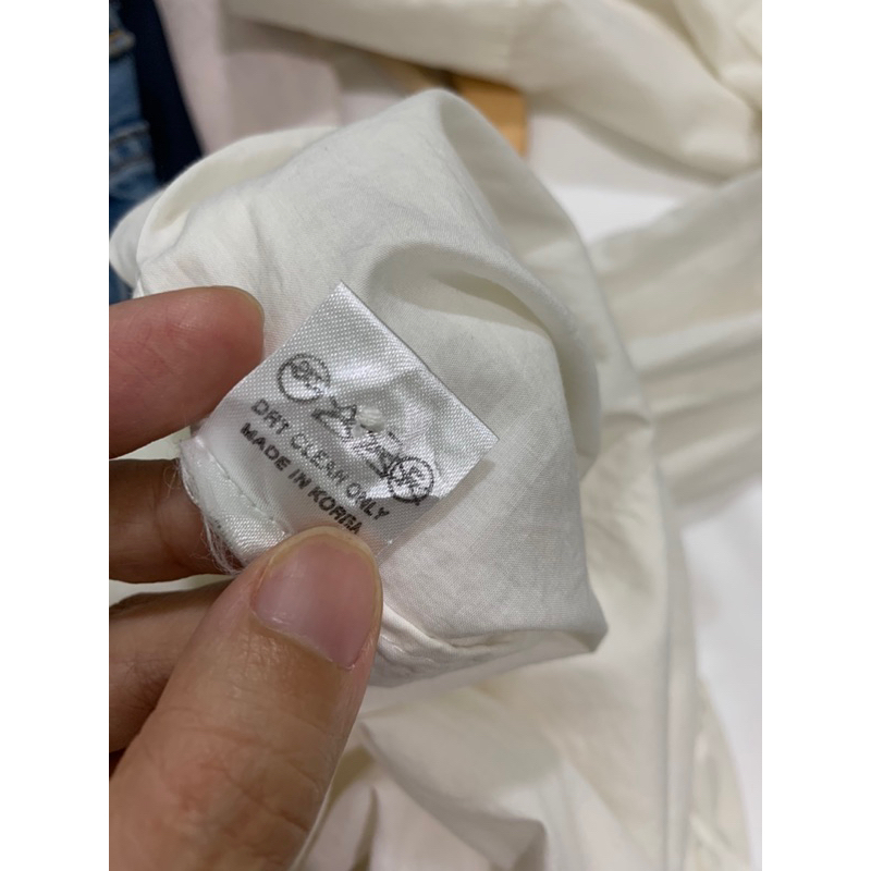 Áo xô Hàn trắng và Chân váy jean Nhật dáng dài 2hand | Instagram: maybay.2hand