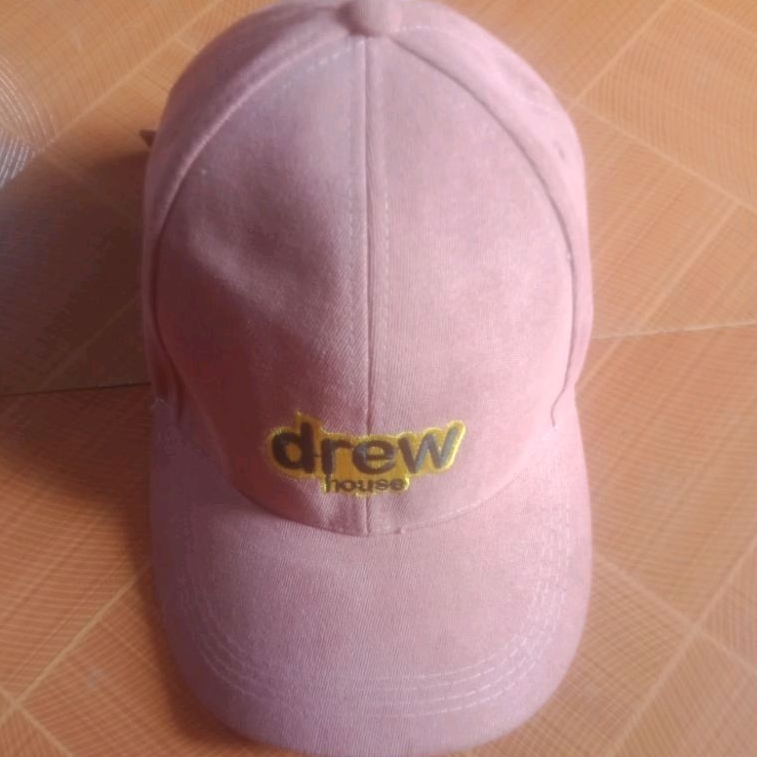 mũ lưỡi trai màu hồng nữ tính của thương hiệu "drew house "