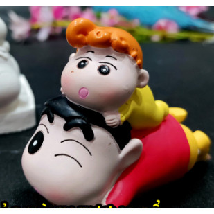 Tượng tô màu shin cõng em