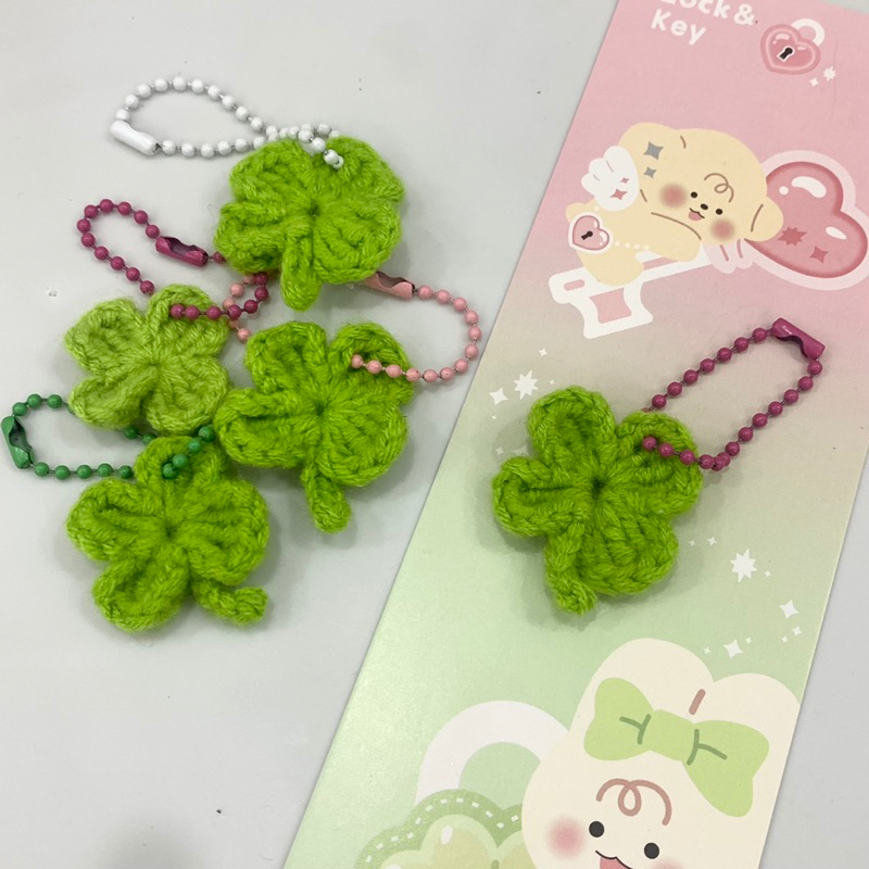 Keyring/ Móc khoá/ Dây đeo điện thoại, treo collectbook hình cỏ 4 lá bằng len móc - Chew