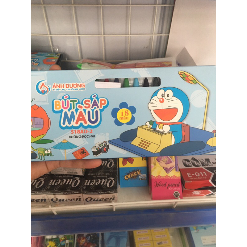 Bút sáp màu doremon