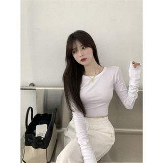 Áo thun croptop dài tay đơn giản mà siêu đẹp luôn