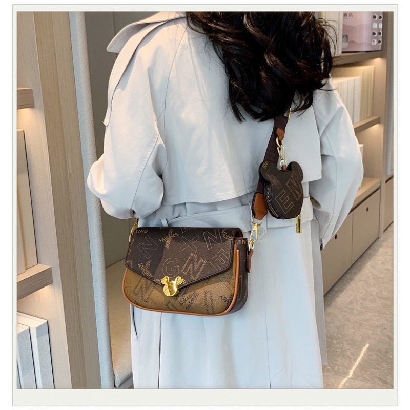 Túi xách nữ đeo chéo dây bản to kèm móc treo